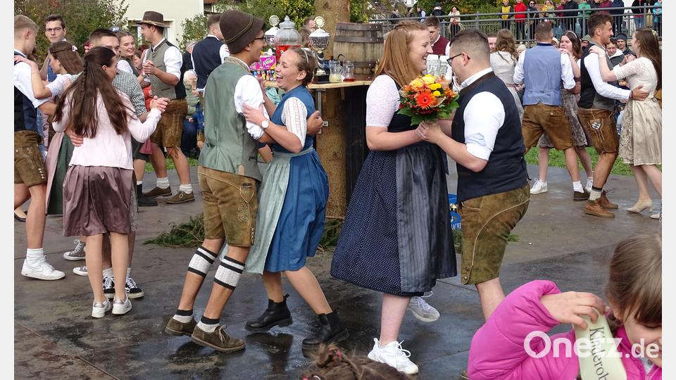 Wenn man beim Baumaustanzen erst einmal den Strauß in der Hand hält, der das Oberkirwapaar kürt, wird es kitzlig. Bild: ll