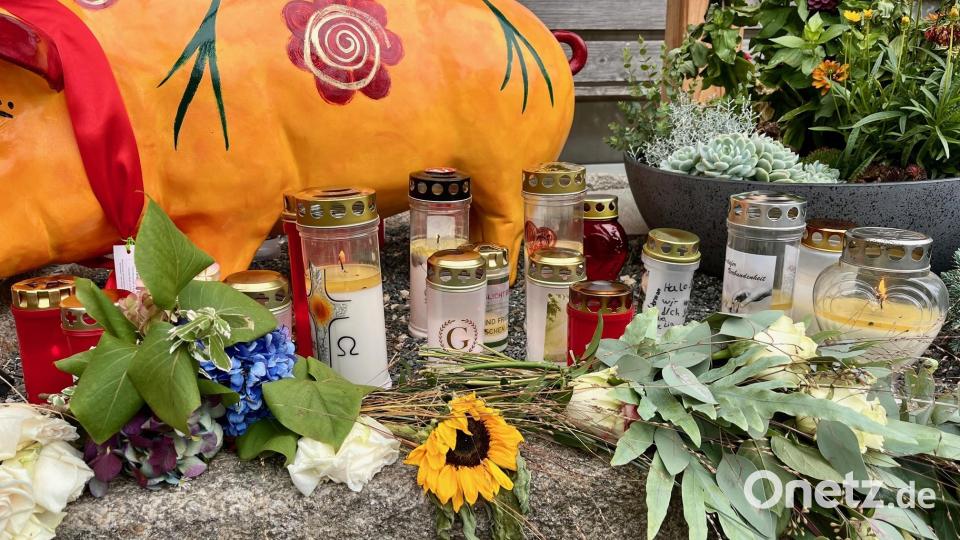 Freunde und Bekannte haben vor "D'Wirtschaft" in Altenstadt/WN Blumen niedergelegt und Kerzen angezündet. Bild: Gabi Schönberger