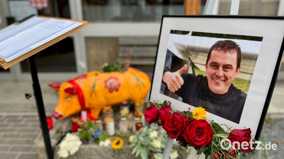 Vor "D'Wirtschaft" liegt ein Kondolenzbuch auf, in das sich jeder, der möchte, eintragen kann. Bild: Gabi Schönberger