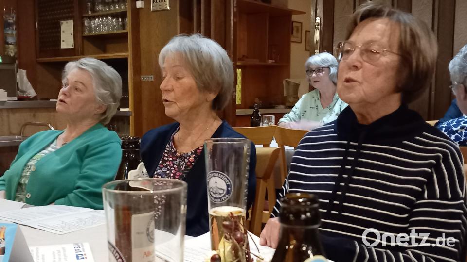 Auf das am selben Abend stattfindende Konzert der Bergknappenkapelle haben (von links) Irene Maier, Inge Rank und Brigitte Beer zugunsten des Wirtshaussingens verzichtet. Bild: hka