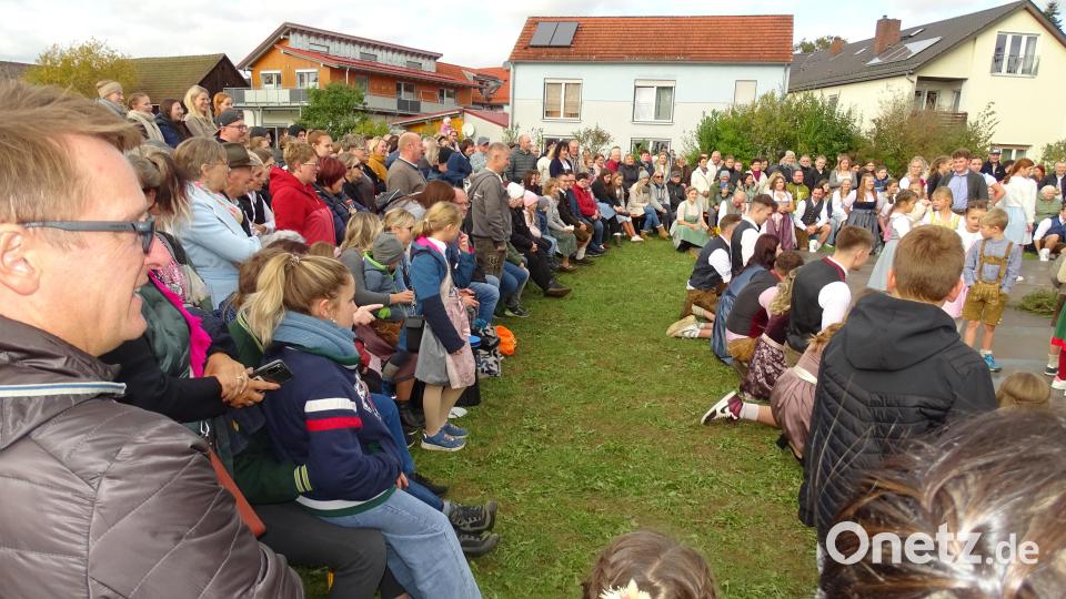 Schwungvoll ging es schon bei den Tänzen des Nachwuchses zu. Bild: ll