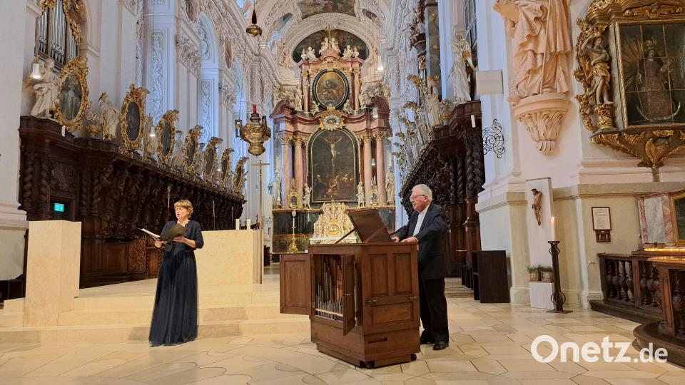 Sopranistin Katja Stuber und Prof. Edgar Krapp an der Truhenorgel. Bild: Johannes Röttges/exb
