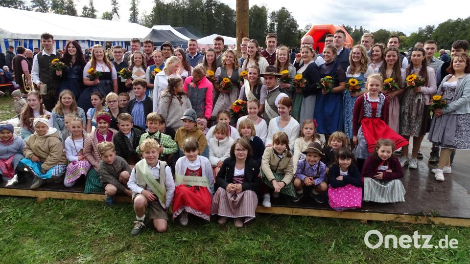 Alle 35 Kirwapaare auf einem Bild. Ganz vorne das Kinderoberkirwapaar Katharina Fuchs und Ben Wallner. Bild: ll