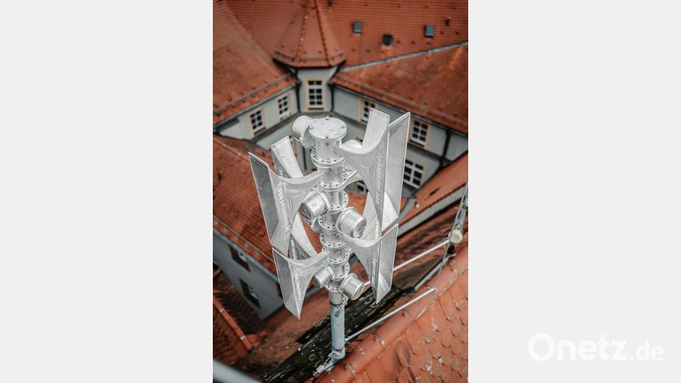 Auf dem Rathaus in Amberg wurde eine neue Sirene für den Bevölkerungsschutz montiert. Bild: Michael Golinski/Stadt Amberg