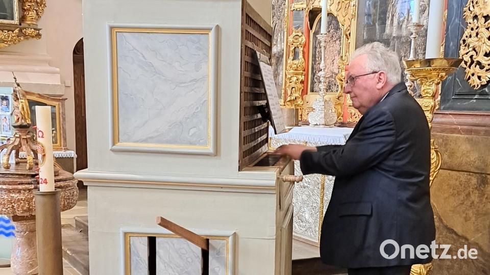 Prof. Edgar Krapp am böhmischen Orgelpositiv aus dem Jahr 1802 in der Basilika Waldsassen. Bild: Johannes Röttges/exb