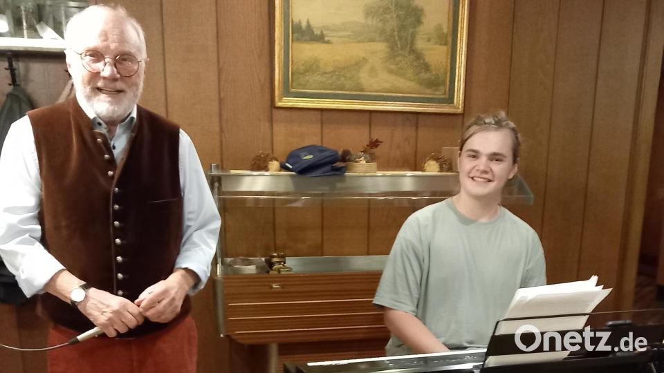 Dieter Radl brachte seinen Enkel Emil als Begleiter am Keyboard hat. Bild: hka