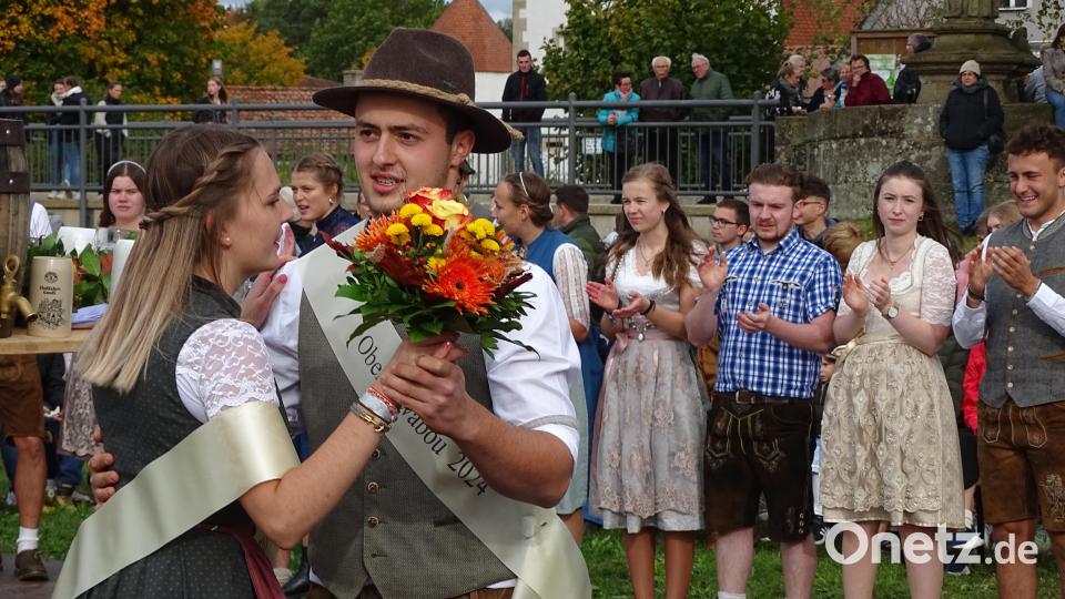 Das Michelfelder Oberkirwapaar 2024 beim Ehrentanz: Lara Schindler und Fabian Kirzdörfer. Bild: ll