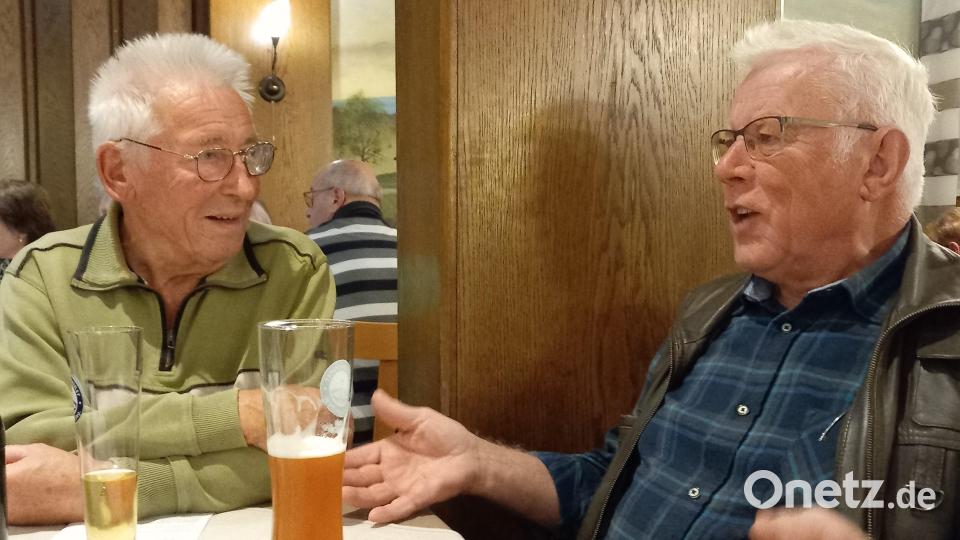 Herrmann Kederer (links) und sein Nachbar Walter Rösl sind aus Poppenricht zum Wirtshaussingen gekommen. Bild: hka
