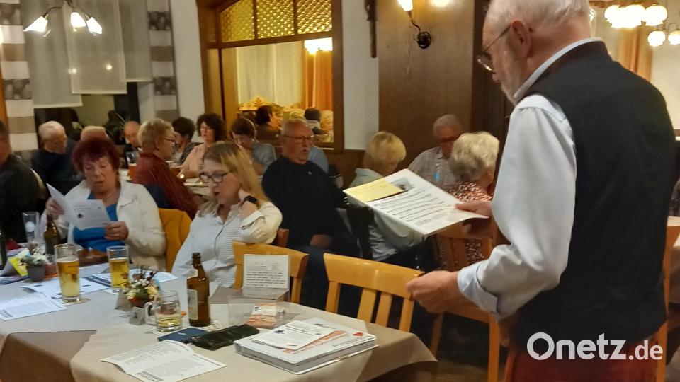 Manchen schauten gerne in das extra für diesen Abend zusammengestellte Textbuch, viele brauchten es nicht. Bild: hka