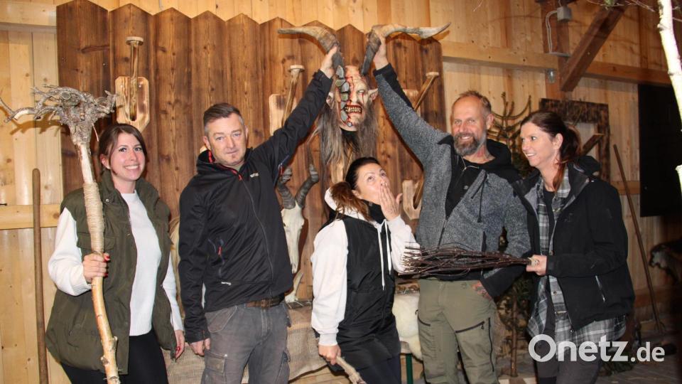 Ganz freundlich sind die Männer und Frauen hinter den teuflischen Masken. Peter Kick (Zweiter von rechts) und seine Helferinnen und Helfer von den &quot;Stoapfalz Deifl&#039;n&quot; haben ihren Spaß beim Aufbau der Ausstellung ihrer Masken und Verkleidungsaccessoires in der Brucksaler-Scheune. Höhepunkt der Ausstellung ist am Samstagabend ihre neue Show. Bild: prh