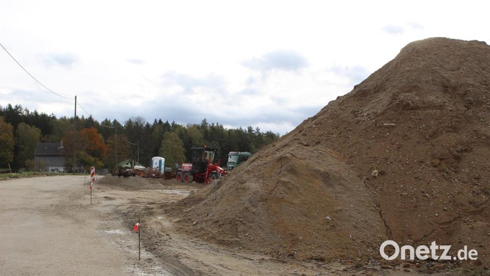 Die Arbeiten beim Ausbau der Verbindungsstraße Zeckenberg-Grünlas liegen voll im Zeitplan. Für Ende Oktober wird hier mit den Asphaltierungsarbeiten gerechnet. Bild: soj