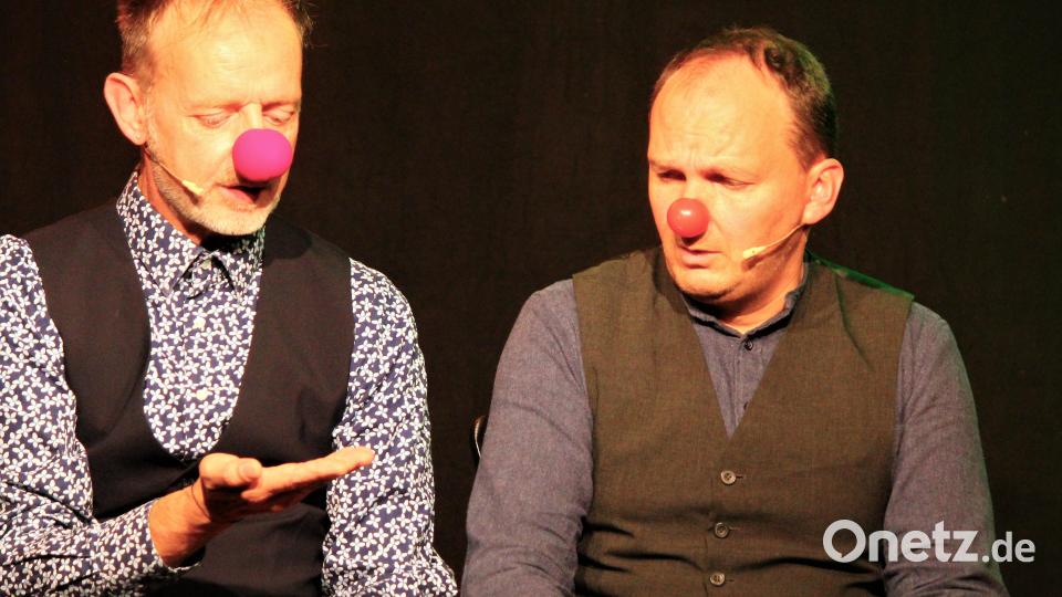 BlöZinger Roland Penzinger (links) und Robert Blöchl scheinen zu diskutieren, ob sie bei ihrem nächsten Kabarettabend bei der Futura in Windischeschenbach wieder vor vollem Haus spielen. Archivbild: stg