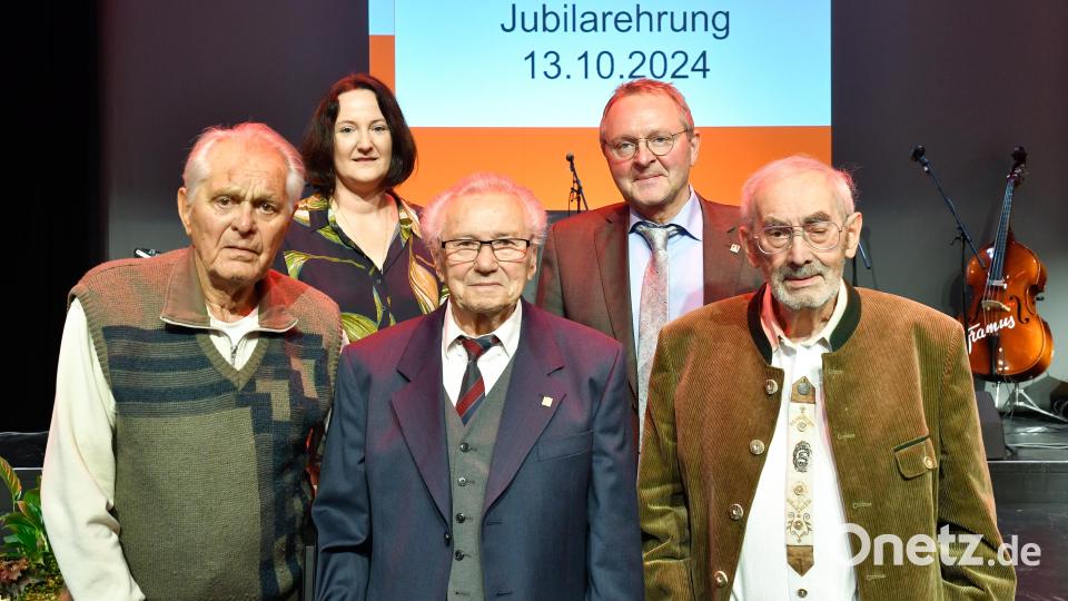 Für 75 Jahre bei der IG Metall wurden (von links) Heinz Reichl, Sabrina Feige, Andreas Widder, Udo Fechtner und Richard Lang ausgezeichnet. Bild: Petra Hartl