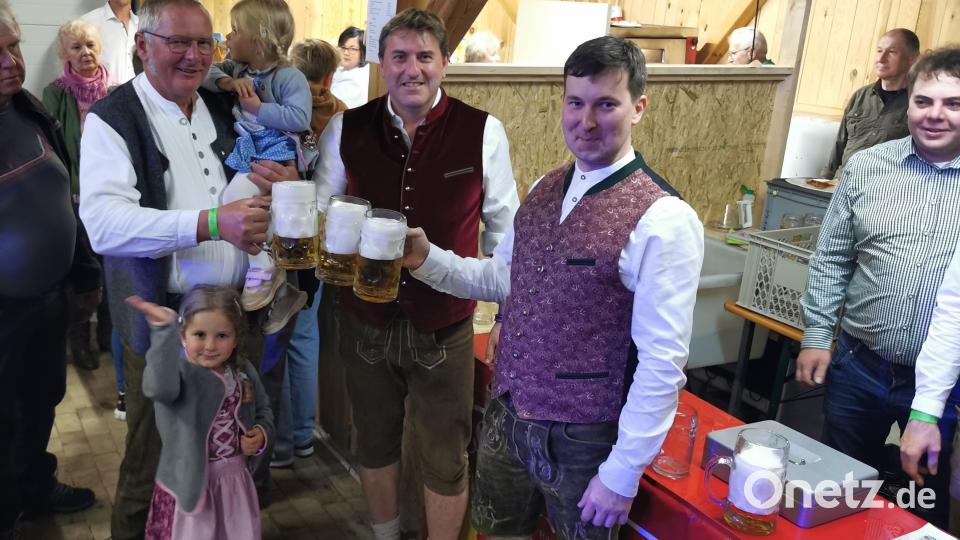 Zweiter Bürgermeister Ewald Plössner stößt mit der Vorstandschaft an auf einen guten Verlauf, mit dabei auch die übernächste Generation. Bild: hzi