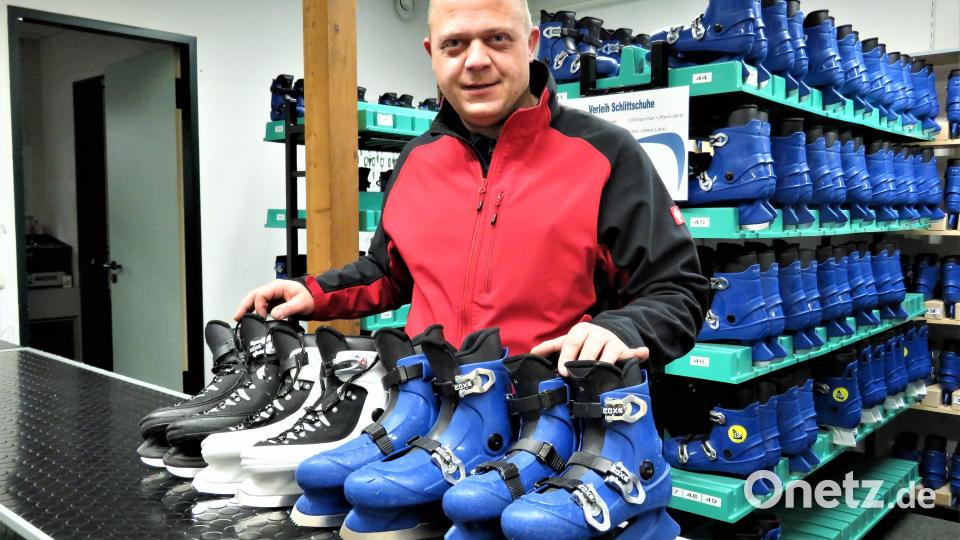 Schlittschuhe können direkt in der Eishalle ausgeliehen werden. Archivbild: ubb