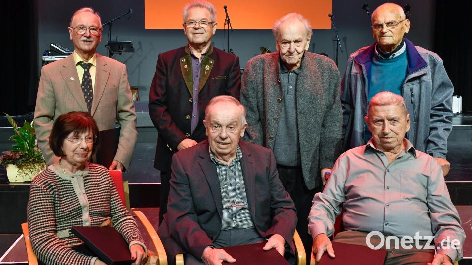 Seit ganzen 70 Jahren sind diese Frau und diese Herrschaften bei der IG Metall. Bild: Petra Hartl