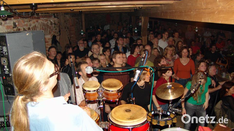 Proppenvoll war es bei den bisherigen Auftritten der Stimulators im Schafferhof. Das wird auch in einem Jahr wieder so sein, hofft Wirt Reinhard Fütterer, obwohl zeitgleich auch die benachbarte Kabarettbühne attraktive Künstler präsentiert. Archivbild: Reinhard Fütterer/exb