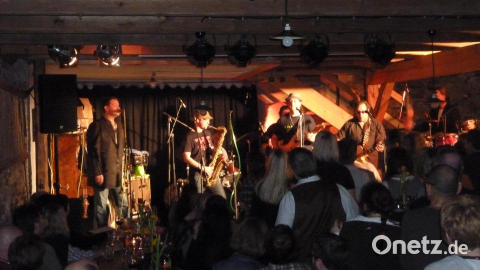 Die Stimulators um Bandleader Peter Schneider (Dritter von rechts) sind Stammgast im Schafferhof. Beim nächsten Auftritt müssen sich Kulturinteressierte entscheiden, ob sie zu ihnen nach Neuhaus oder ins zeitgleiche Kabarett in Windischeschenbach gehen. Sechsmal gibt es innerhalb der nächsten 12 Monate Überschneidungen bei den beiden Bühnen. Archivbild: Reinhard Fütterer/exb