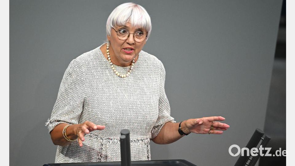 Claudia Roth (Bündnis 90/Die Grünen), Staatsministerin für Kultur und Medien, spricht in der Generaldebatte über den Haushalt 2025 im Bundestag. Sie ist auch für das neue Games-Stipendienprogramm zuständig. Bild: Philip Dulian/dpa