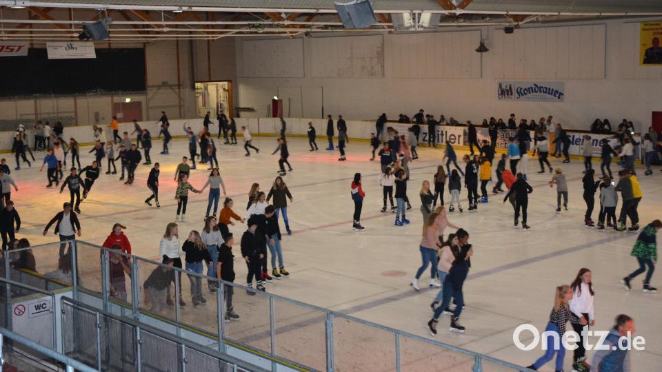 Die neue Saison 2024/2025 in der Mitterteicher Eissporthalle kann beginnen. Zum Auftakt am Kirchweihsamstag, 19. Oktober, ist ein Familientag bei freiem Eintritt angesetzt. Bild: jr