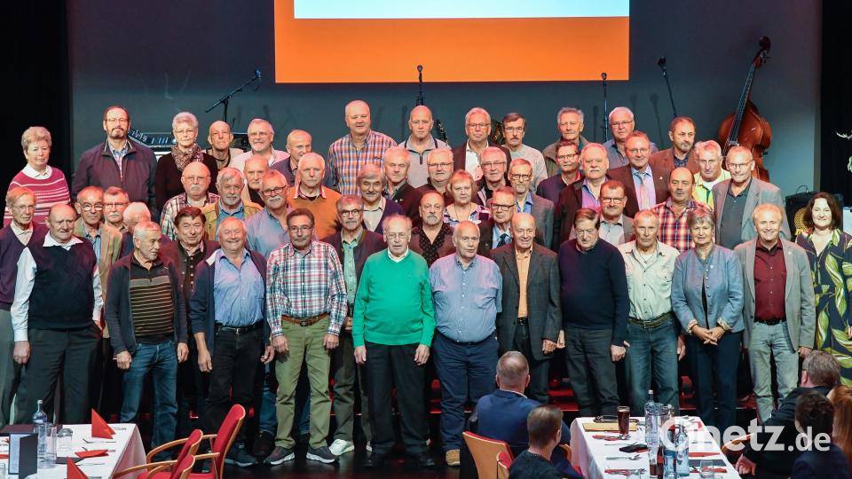 Diese Frauen und Männer sind für 50 beziehungsweise 60 Jahre Mitgliedschaft ausgezeichnet worden. Bild: Petra Hartl