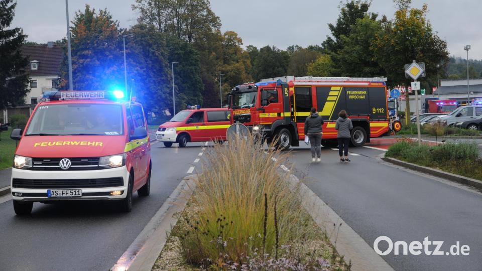 Am Dultplatz setzt sich der lange Zug von Einsatzfahrzeugen in Bewegung – 150 Kilometer liegen vor den Einsatzkräften. Bild: ge