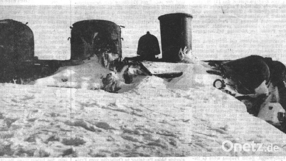 Die &quot;Bockl-Lokomotive&quot;, meterhoch eingeschneit und zugeweht. Im Winter vor 90 Jahren muss sie oft ihre Fahrten zwischen Eslarn und Floß einstellen. Archivbild: fjo