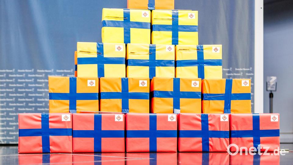 Jeder Gewinner erhält ein Zeugnis und eine Überraschung. Bild: Matthias Balk