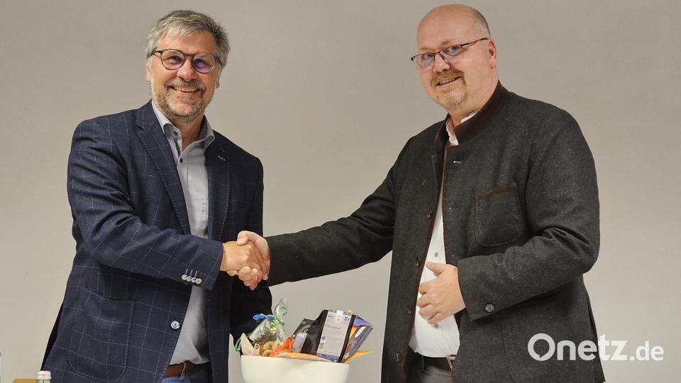 Vorsitzender Pfarrer Johannes Lukas (rechts) dankt dem ehemaligen Geschäftsführer der Sozialstation Weiden, Martin Kneidl. Bild: Daniel Bronold/exb
