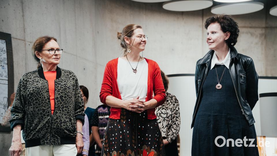 Die Künstlerinnen mit (von links) Irene Hey, Barbara Bayer und Susanne Kempf. Bild: Lena Scharl (BHS Corrugated)