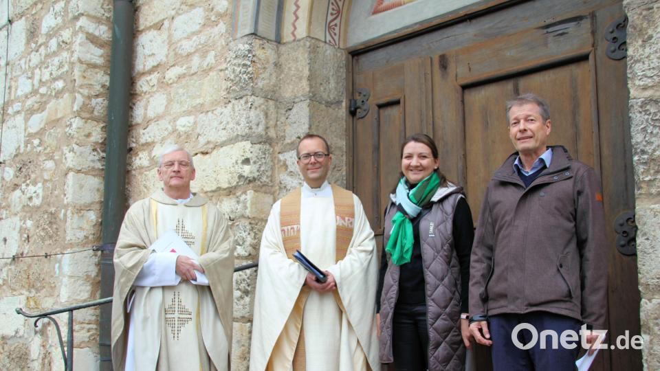 Der neue Schmidmühlener Pfarrer Norbert Große (von links) wird an der Tür der Pfarrkirche von Prodekan Thomas Helm, Pfarrgemeinderatssprecherin Lena Klieber und Kirchenpfleger Frank Flieder begrüßt. Bild: bjo