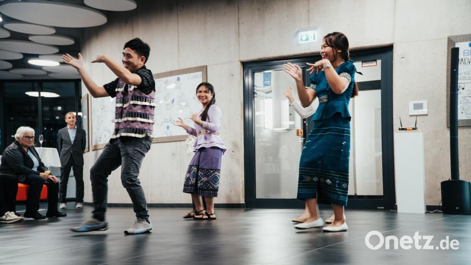 Tanzaufführung der BHS-Auszubildenden aus Laos Bild: Lena Scharl (BHS Corrugated)