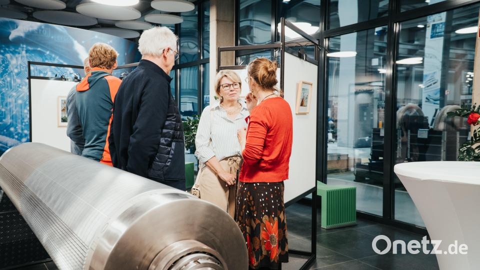 Besucher im Gespräch mit Barbara Bayer bei ihren Werken Bild: dus