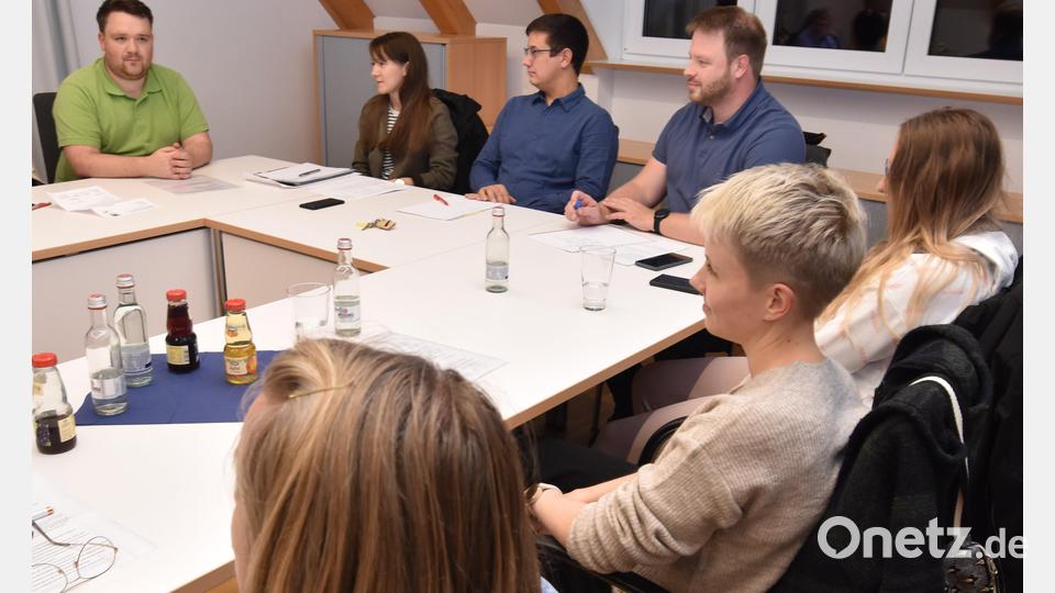 An der Stirnseite (von links) die Jugendbeauftragte Selina Englhard, 2.Bürgermeister Benjamin Hiltl und Henner Wasmuth als Vertreter des Kreisjugendrings sowie einige Teilnehmer als Vertreter der Gruppierungen und Vereine, welche gegenwärtig aktive Jugendarbeit betreiben. Bild: no