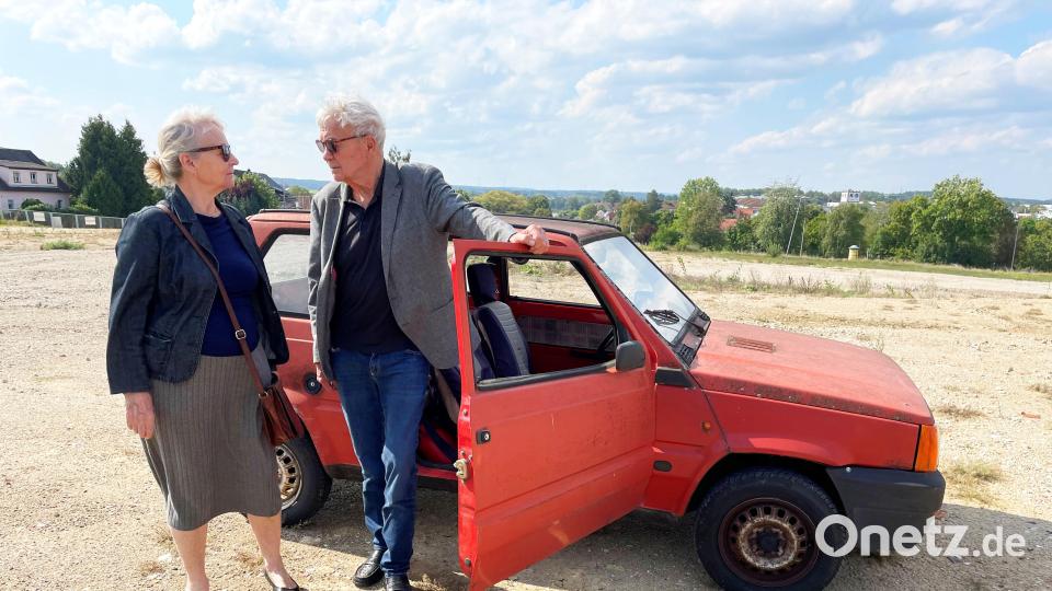 Regina und Eckhard Henscheid sind stolze Besitzer des roten Flitzers, der mittlerweile schon Moos ansetzt. Bild: Willi Koch/exb