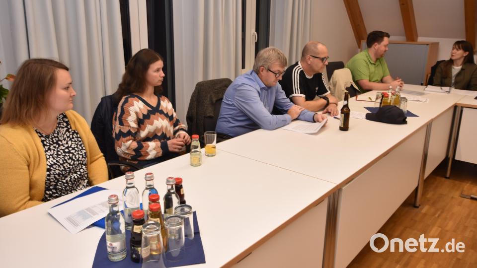 Die Jugendbeauftragte Selina Englhard (ganz rechts) im intensiven Meinungsaustausch mit den Vertretern der Gruppierungen und Vereine, welche in der Gemeinde aktive Nachwuchsarbeit betreiben. Bild: no