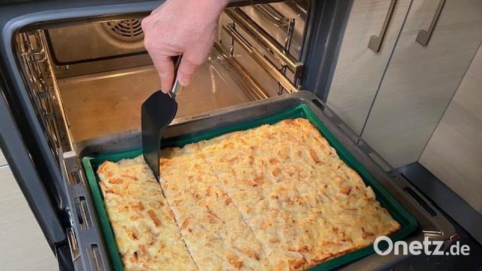 Nach dem Backen werden die Kniadla in Stücke geschnitten. Bild: Gerhard Scheuenstuhl