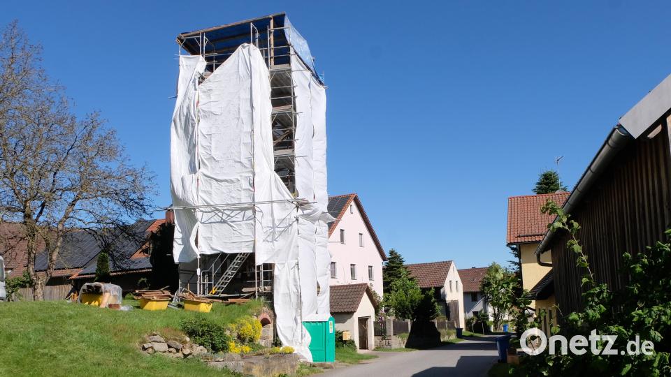Hinter der weißen Plane verbirgt sich der Glockenturm von Schlattein. Bild: le