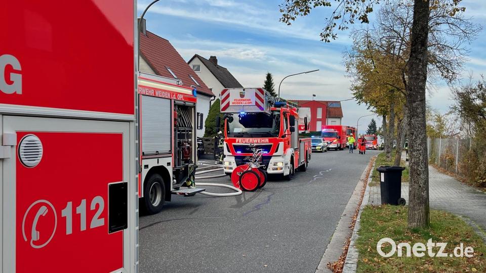Feuerwehr und BRK rückten am Freitagnachmittag zu einem Wohnungsbrand in der Meilerstraße in Weiden aus. Bild: ui
