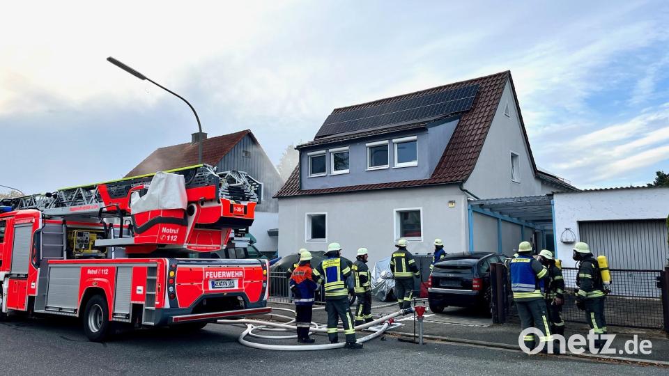 Aus einem Haus am Hinteren Rehbühl quillt am späten Freitagnachmittag Rauch. Bild: Gabi Schönberger