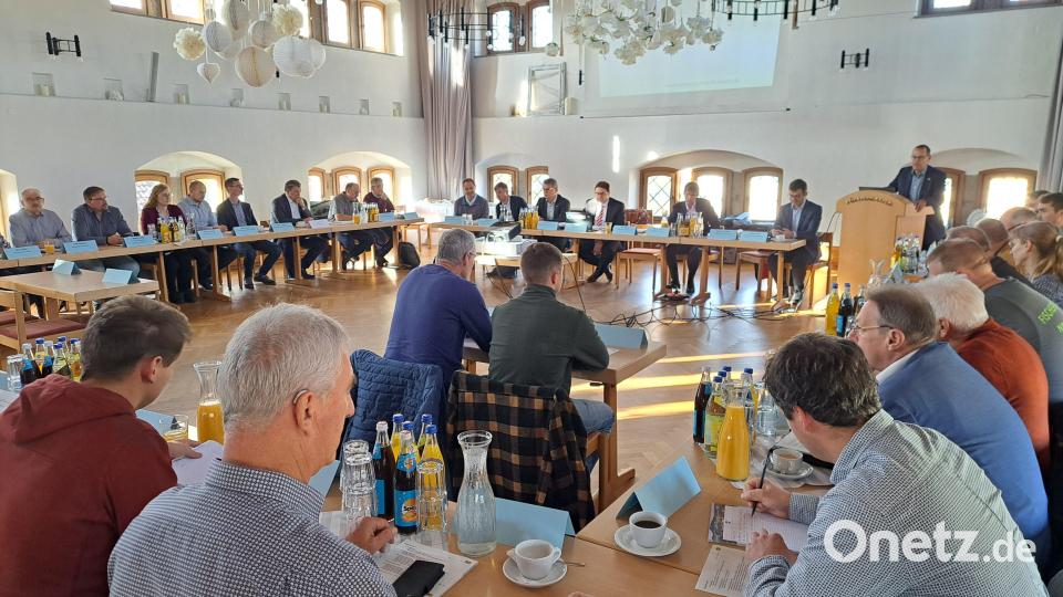 Über 40 Teilnehmer kamen auf Einladung der Regierung der Oberpfalz in den Fürstenkasten in der Stadt Rötz und informierten sich über die vielfältigen Aktivitäten mit dem gemeinsamen Ziel, den Eixendorfer See sauber und intakt zu halten Bild: Regierung der Oberpfalz/Schoberer/exb