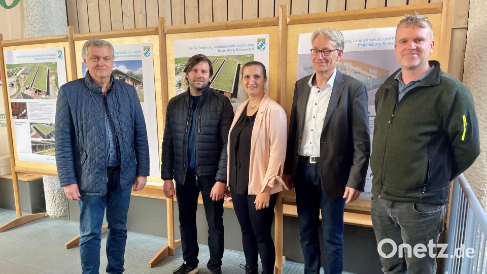 Der Holzstall von Hans (Zweiter von links) und Julia Albang (Dritte von links) wird erstmals bei der Ausstellungseröffnung von Bauberater Max Hofinger (rechts) vorgestellt. Mit dabei der Chef des AELF, Helmut Melchner (links) und Architekt Jochen Simon (Zweiter von rechts). Bild: Armin Hofbauer/AELF Regensburg-Schwandorf/exb