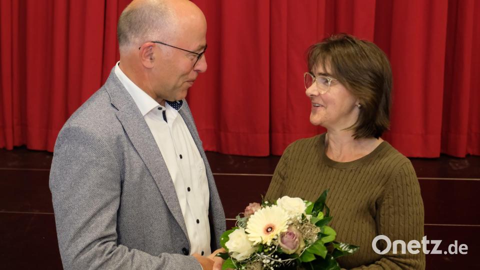 Bürgermeister Albert Nickl begrüßt Alexandra Gittler als neue Leiterin der Speinsharter Kindertagesstätte Archivbild: do