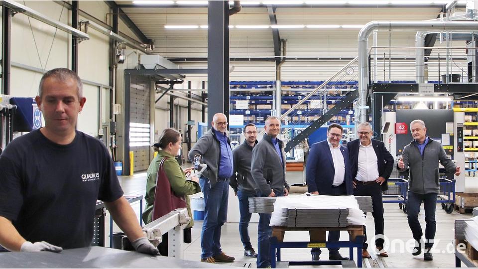 Rundgang durch die Hallen der Firma Quadrus Metalltechnik GmbH mit (von rechts) Betriebsleiter Hans Maier, den Landespolitikern Martin Scharf und Tobias Gotthardt (Freie Wähler), Inhaber Alois Gsödl, Einkaufsleiter Michael Martin und Inhaber Markus Gsödl. Bild: Dobler