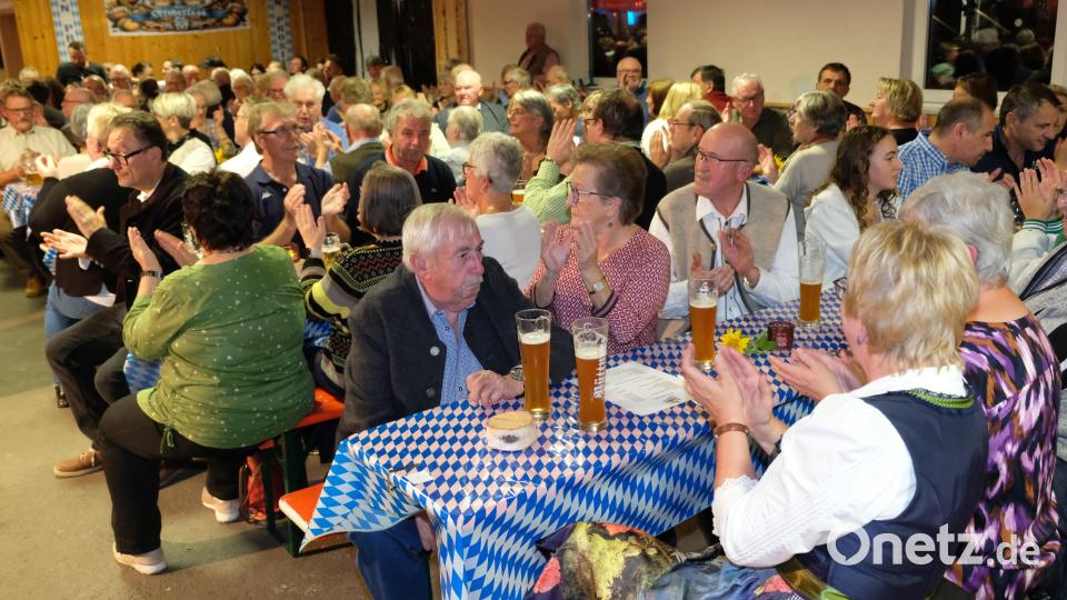 Reichlich bekommt das Publikum Gelegenheit, die feurigen Melodien der Blaskapelle zu bejubeln. Bild: do