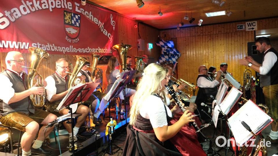 Die Stadtkapelle Eschenbach feiert mit einer begeisterten Anhängerschar im Rahmen eines Oktoberfestes in der SC-Festhalle das 100-jährige Gründungsjubiläum. Bild: do