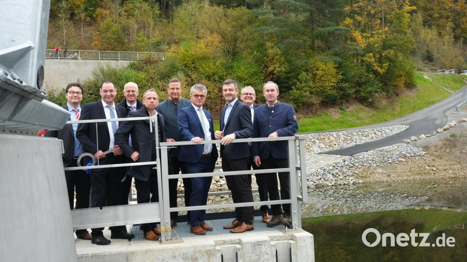 Speicherbeuftragter Christian Götz (Dritter von rechts) erläuterte den Teilnehmern die Funktion des Entnahmeturms. Von links: Der Rötzer Bürgermeister Stefan Spindler, Behördenleiter Mathias Rosenmüller, Regierungspräsident Walter Jonas, Umweltmeister Thorsten Glauber, stellvertretender Landrat Markus Müller, Neunburgs Bürgermeister Martin Birner, Speicherbeauftragter Christian Götz, MdL Martin Scharf und Wirtschaftsminister Hubert Aiwanger. Bild: Hirsch