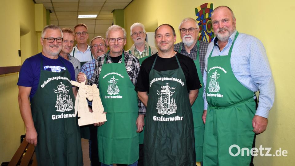 Als Vorsitzender der Schnitzergemeinschaft Grafenwöhr e.V. fungiert Reinhold Gietl (rechts). Sein Stellvertreter ist Udo Wenzel (links). Dritter Bürgermeister Thomas Weiß (Zweiter von links) führte die Wahl durch. Bild: rgr