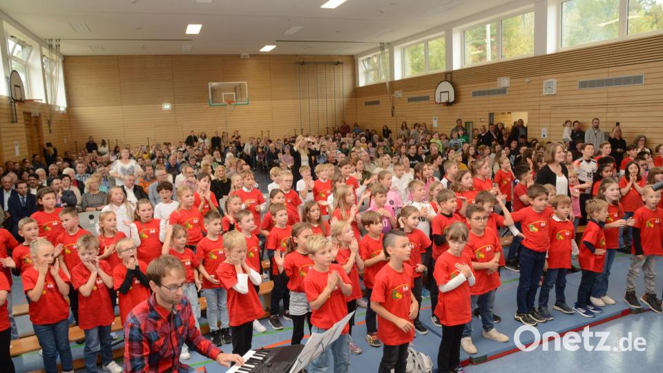 Mit &quot;Mammia Mia&quot; und der Mitwirkung aller Gäste endet die Jubiläumsfeier. Bild: bey