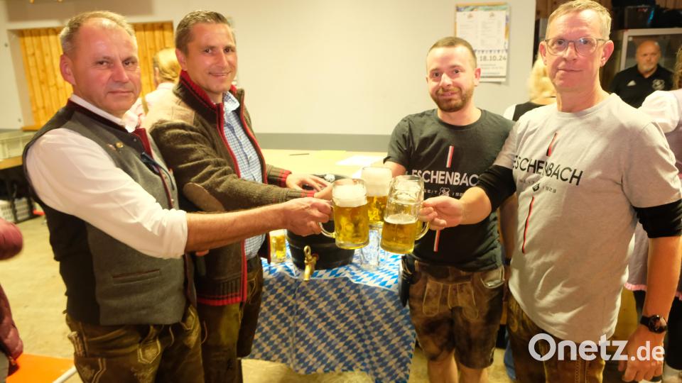 Anstoßen auf das Wohl der Stadtkapelle. Von links Vorsitzender Martin Danzer, Bürgermeister Marcus Gradl und die gastgebenden SCE-Vorsitzenden Michael Brüchner und Thomas Mikolei. Bild: do